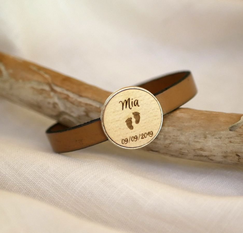 Pulseira de couro com cabochon de madeira gravada em prata
