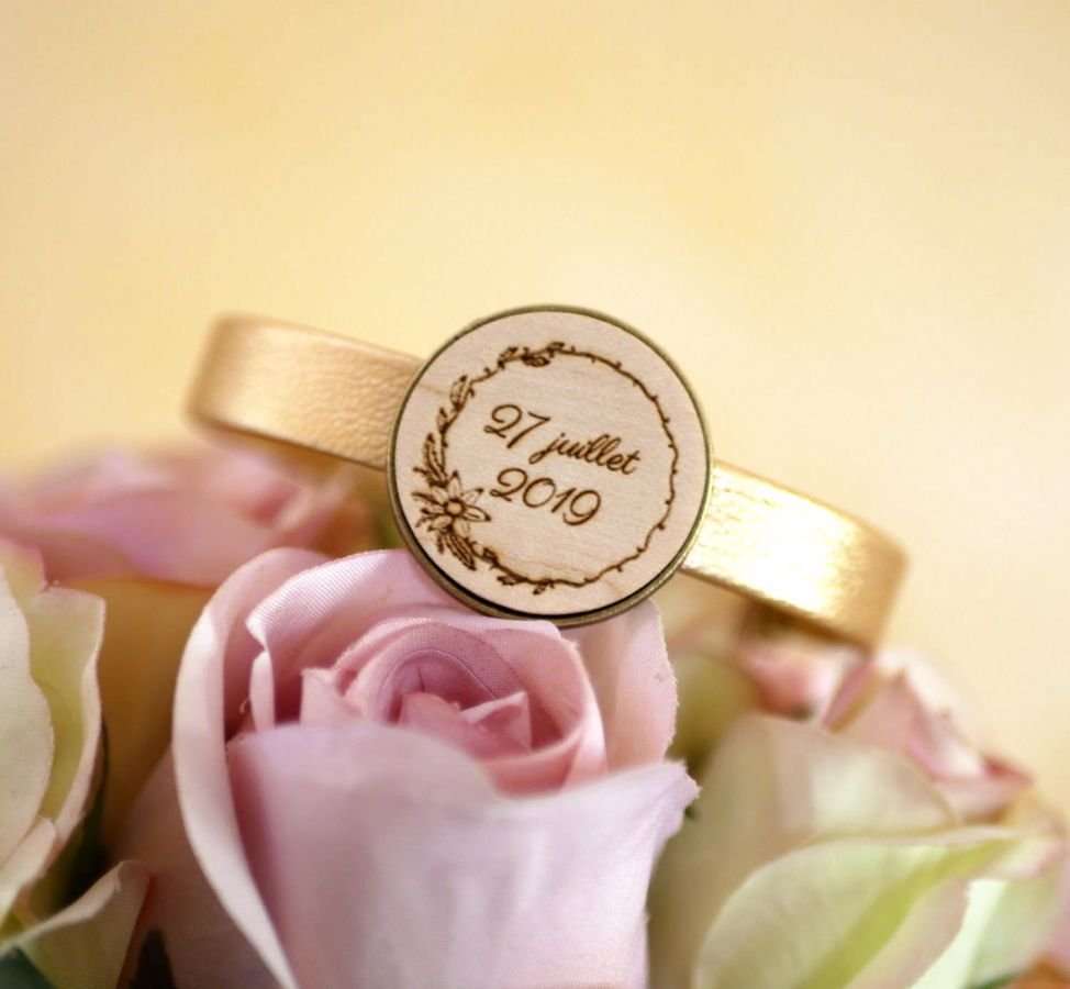 Pulseira de couro com cabochon de madeira gravada em bronze