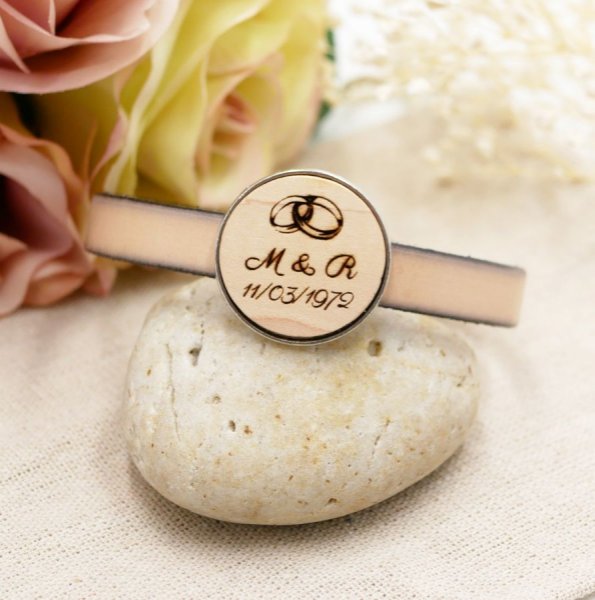 Pulseira de couro com cabochon de madeira gravada em prata