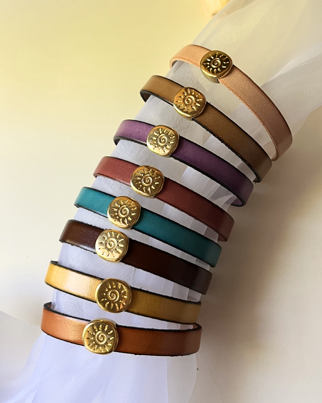 Bracelet cuir au cabochon soleil doré pour femme 