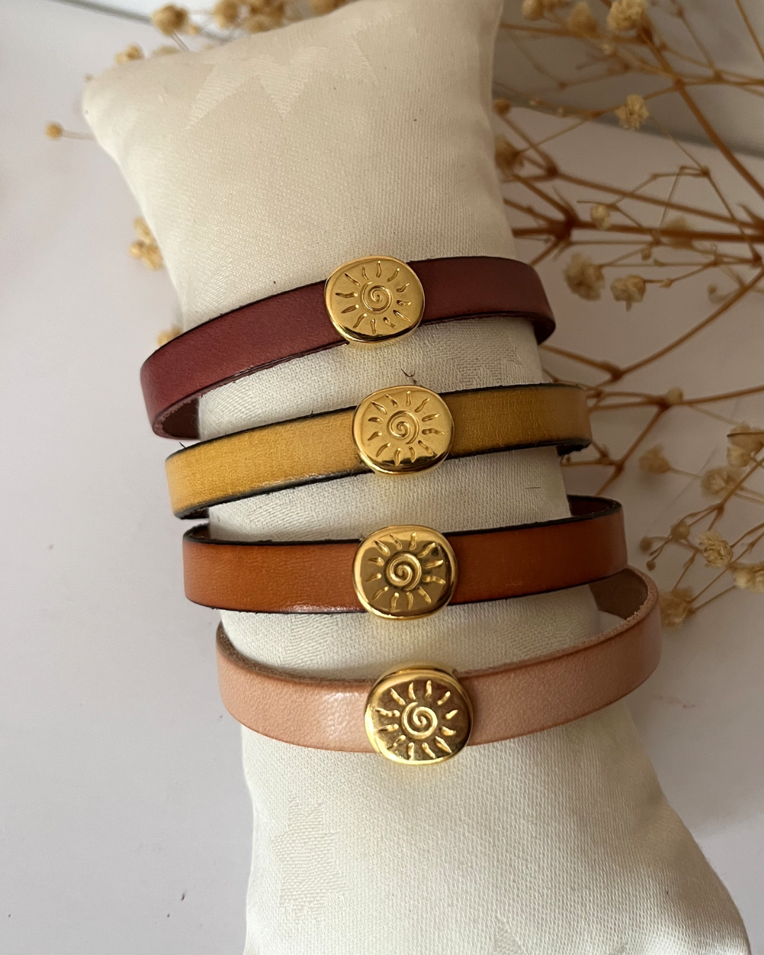 Bracelet cuir au cabochon soleil doré pour femme 