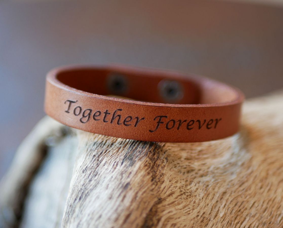 Bracelete mista em pele camel gravada com botões de pressão