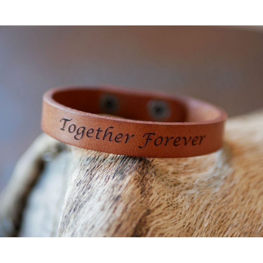 Bracelete mista em pele camel gravada com botões de pressão