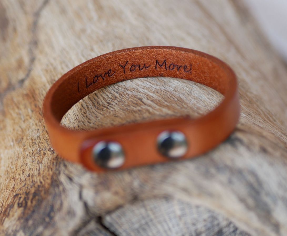 Bracelete mista em pele camel gravada com botões de pressão