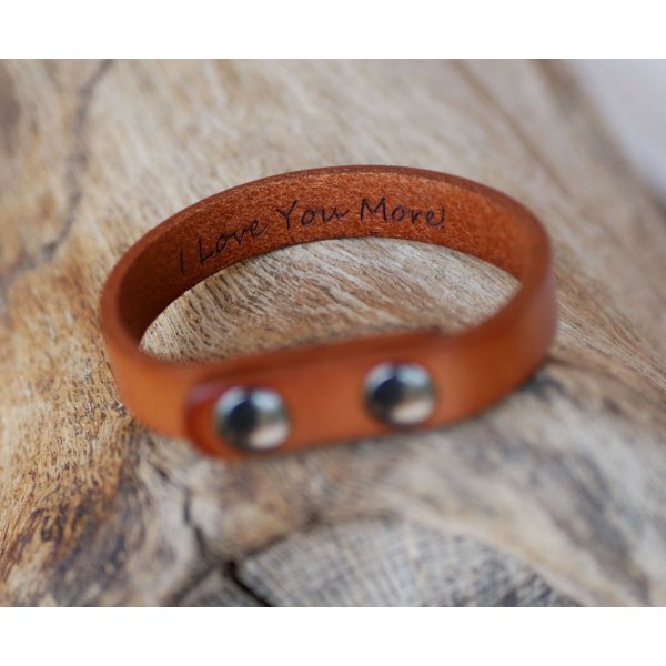 Bracelete mista em pele camel gravada com bot&otilde;es de press&atilde;o