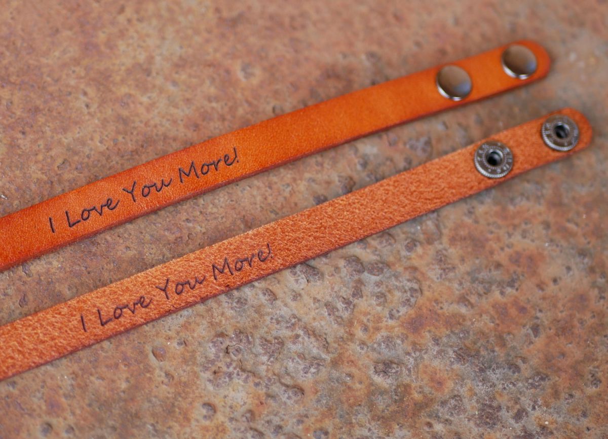 Bracelete mista em pele camel gravada com botões de pressão