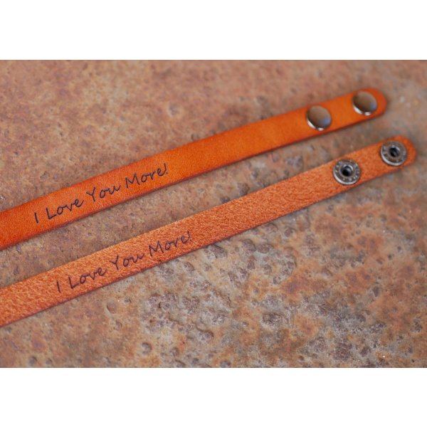 Bracelete mista em pele camel gravada com bot&otilde;es de press&atilde;o