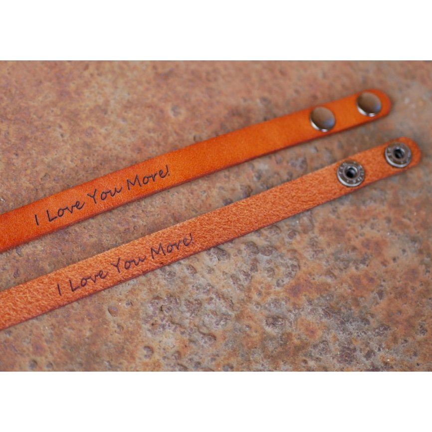 Bracelete mista em pele camel gravada com botões de pressão