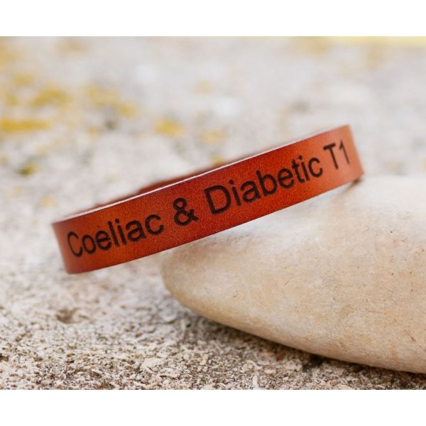 Bracelete mista em pele camel gravada com bot&otilde;es de press&atilde;o