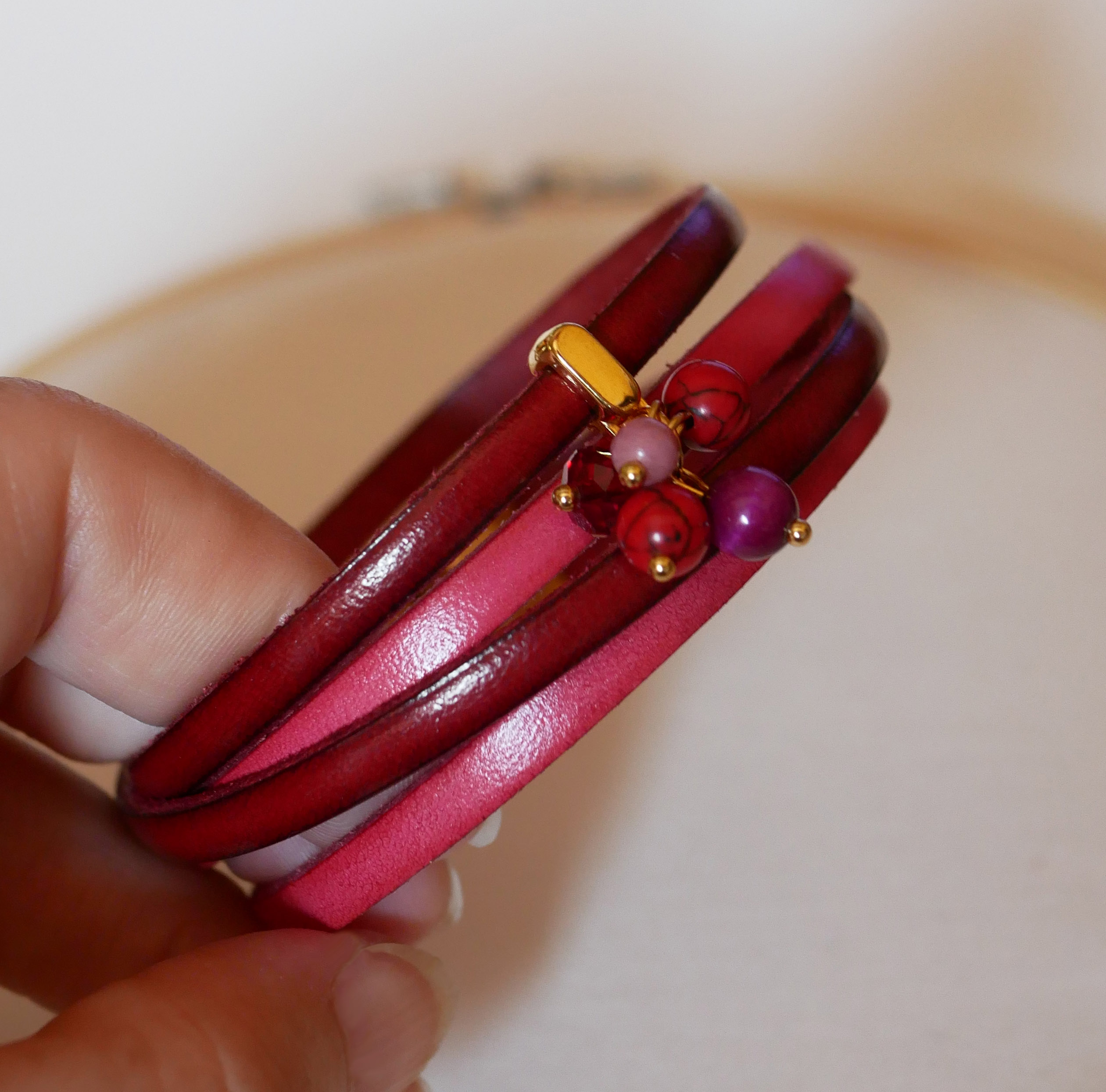 Pulseira dupla em pele decorada com pérolas fúcsia