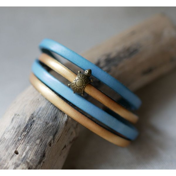 Correia dupla de couro em duo decorada com uma tartaruga de bronze