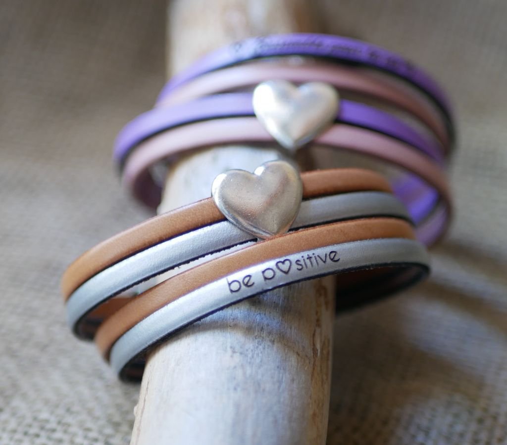 Pulseira dupla de couro em duo com coração de prata para ser personalizada por gravação