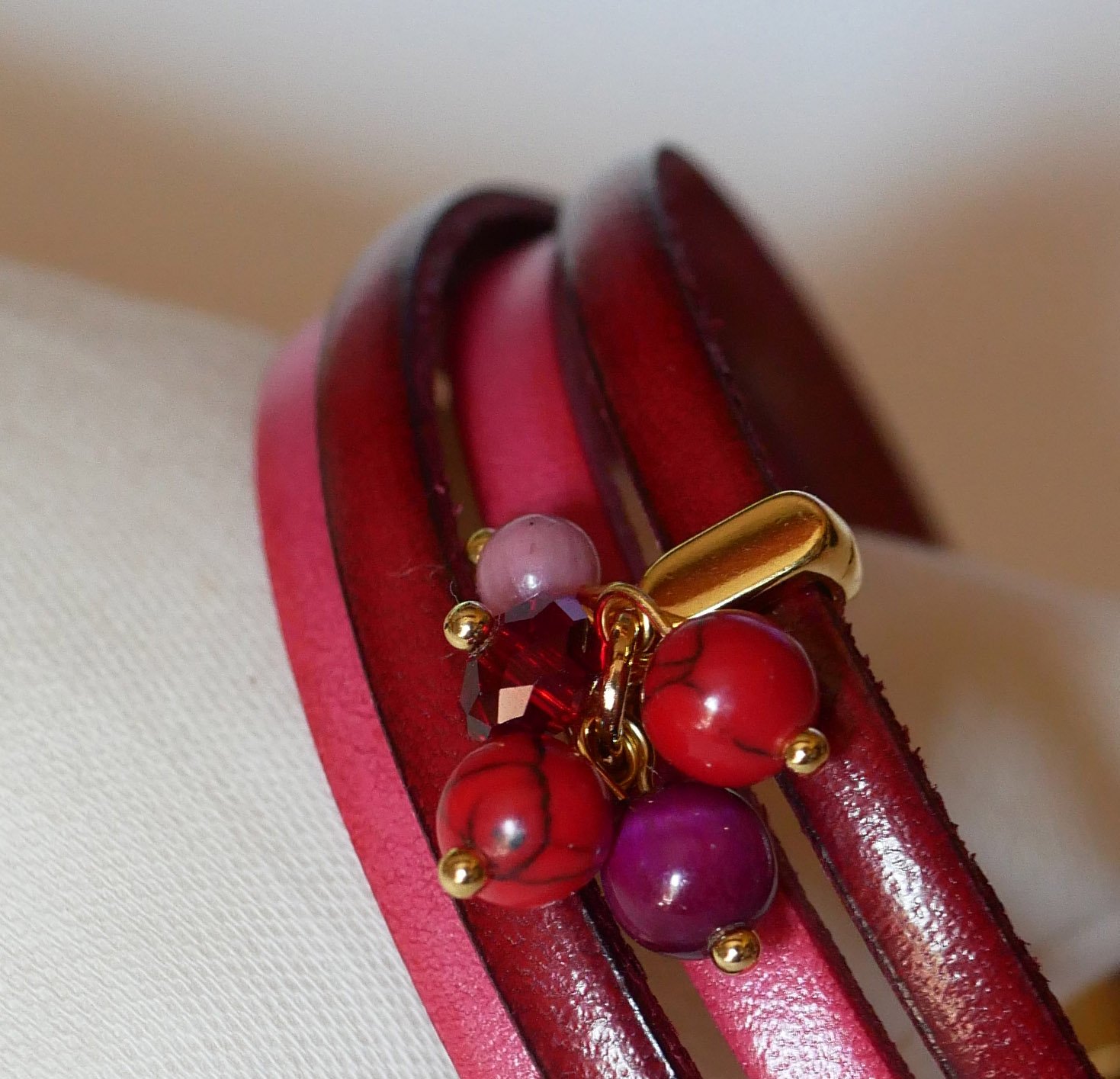 Pulseira dupla em pele decorada com pérolas fúcsia