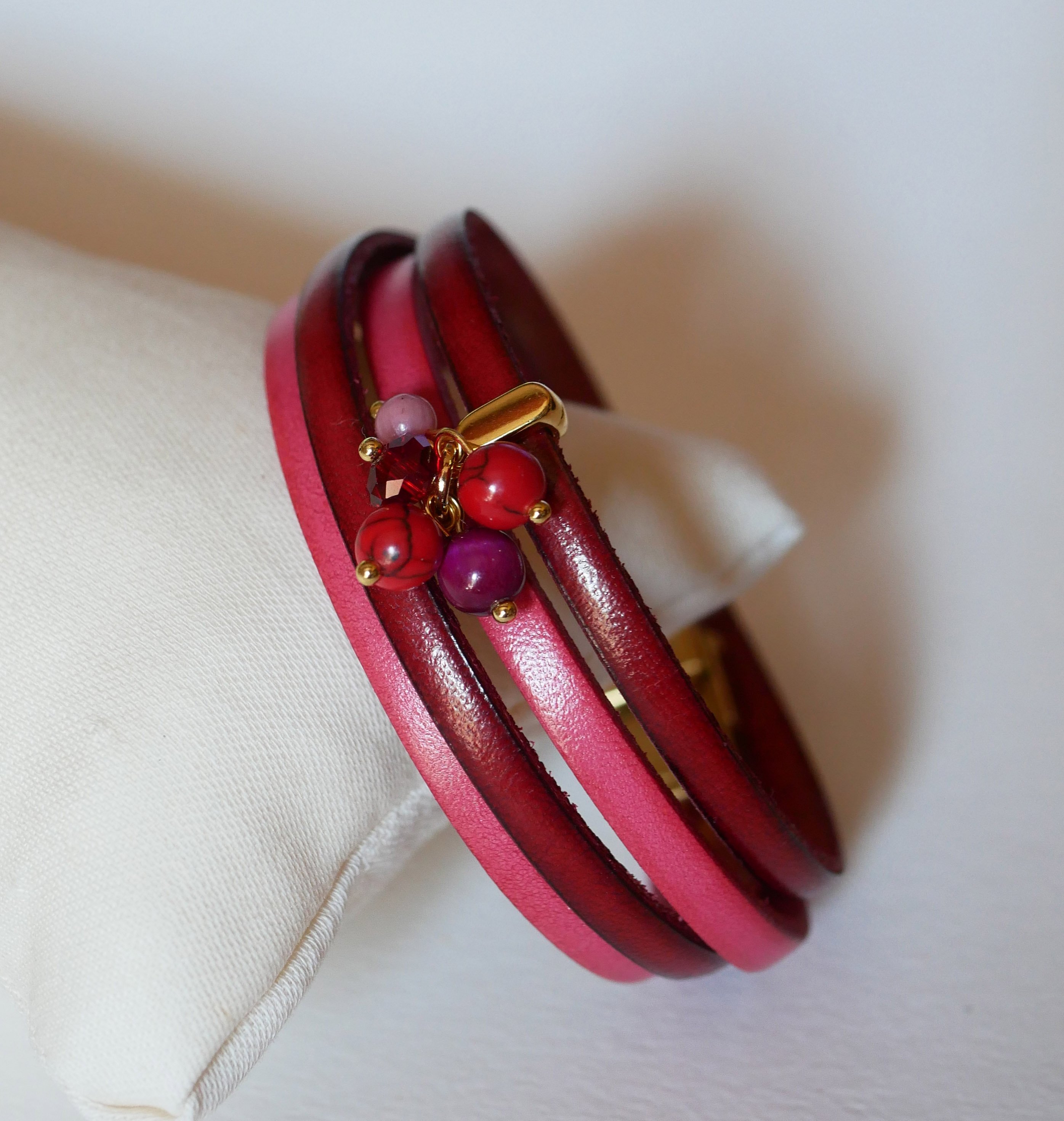 Pulseira dupla em pele decorada com pérolas fúcsia