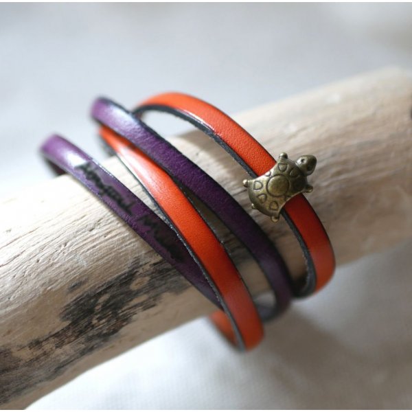 Correia dupla de couro em duo decorada com uma tartaruga de bronze