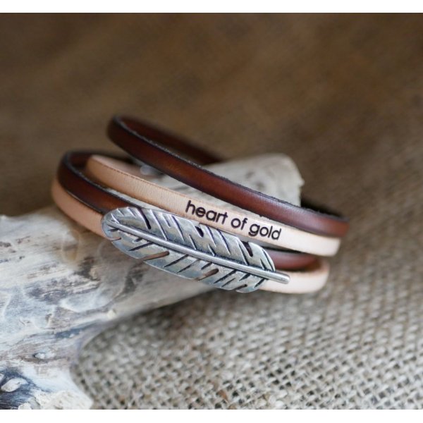 Correia dupla de couro em duo decorada com uma pena de prata