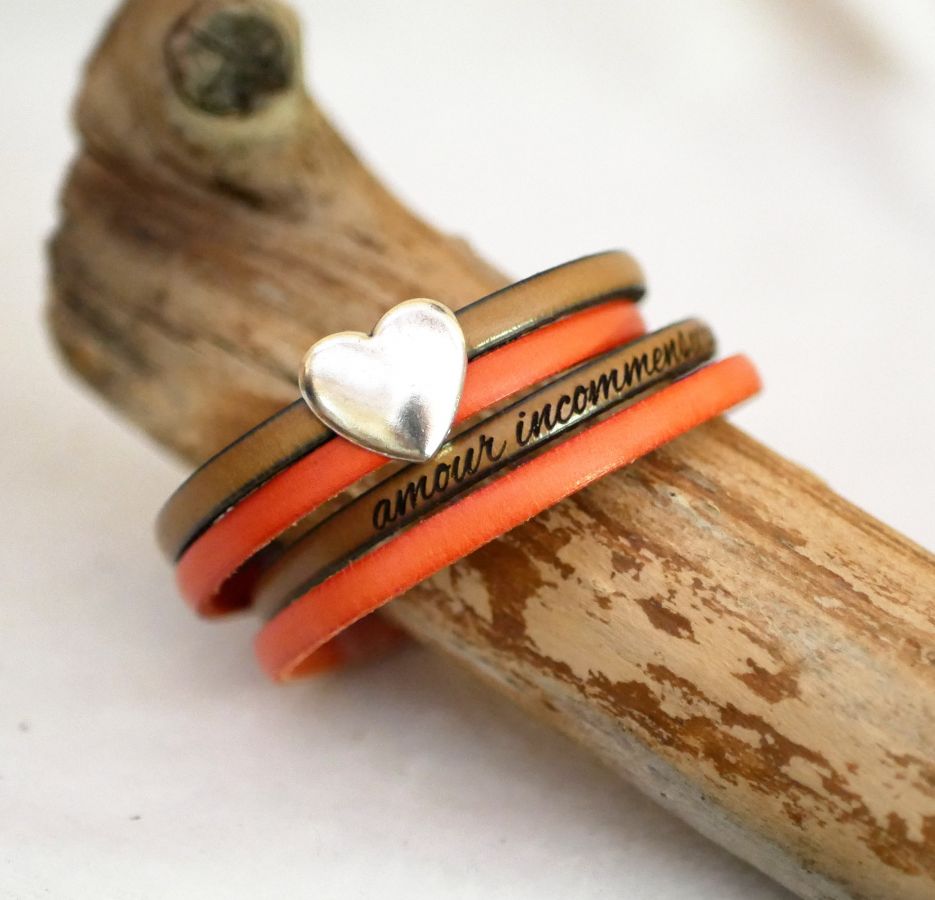 Pulseira dupla de couro em duo com coração de prata para ser personalizada por gravação
