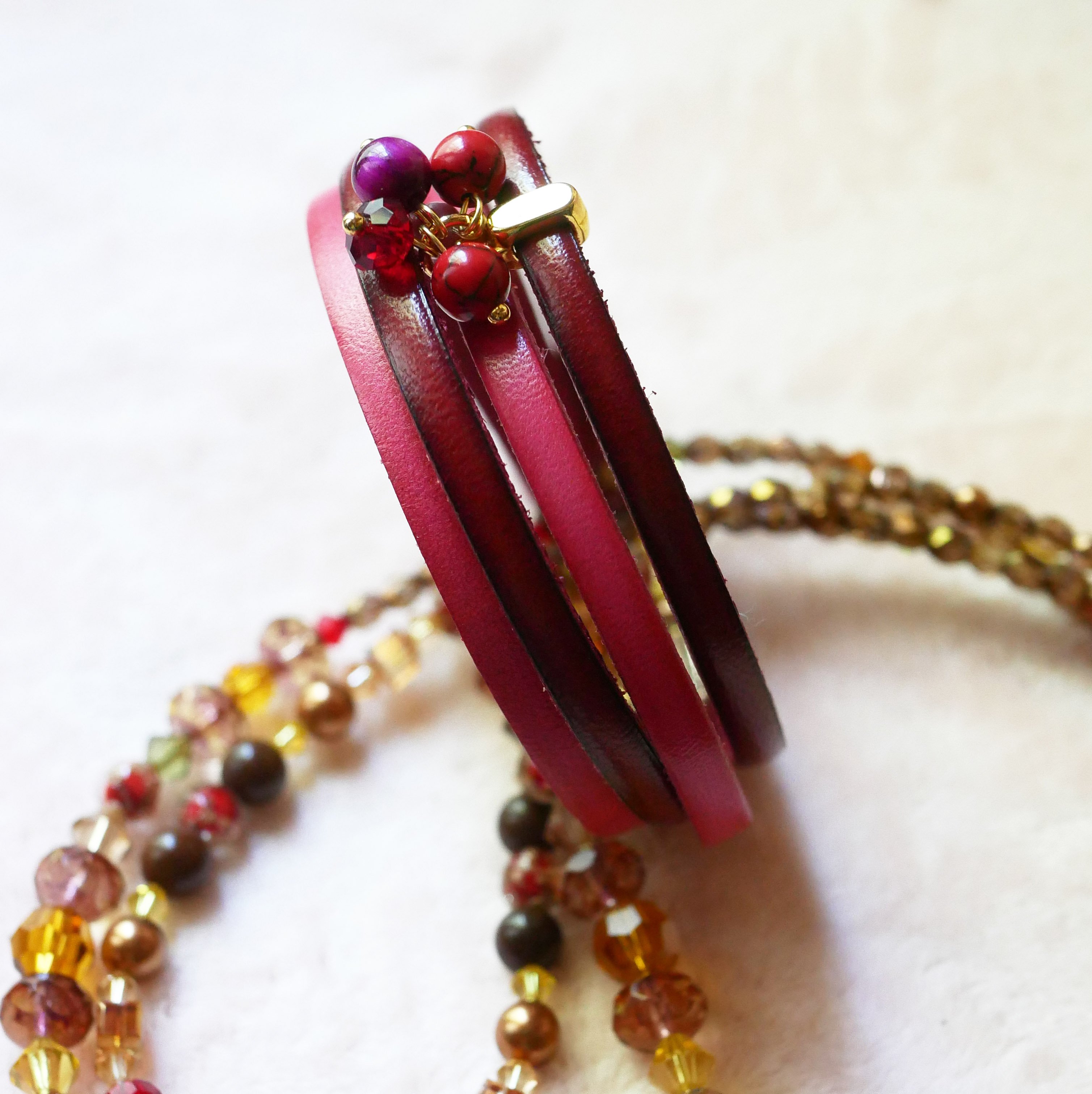 Pulseira dupla em pele decorada com p&eacute;rolas f&uacute;csia