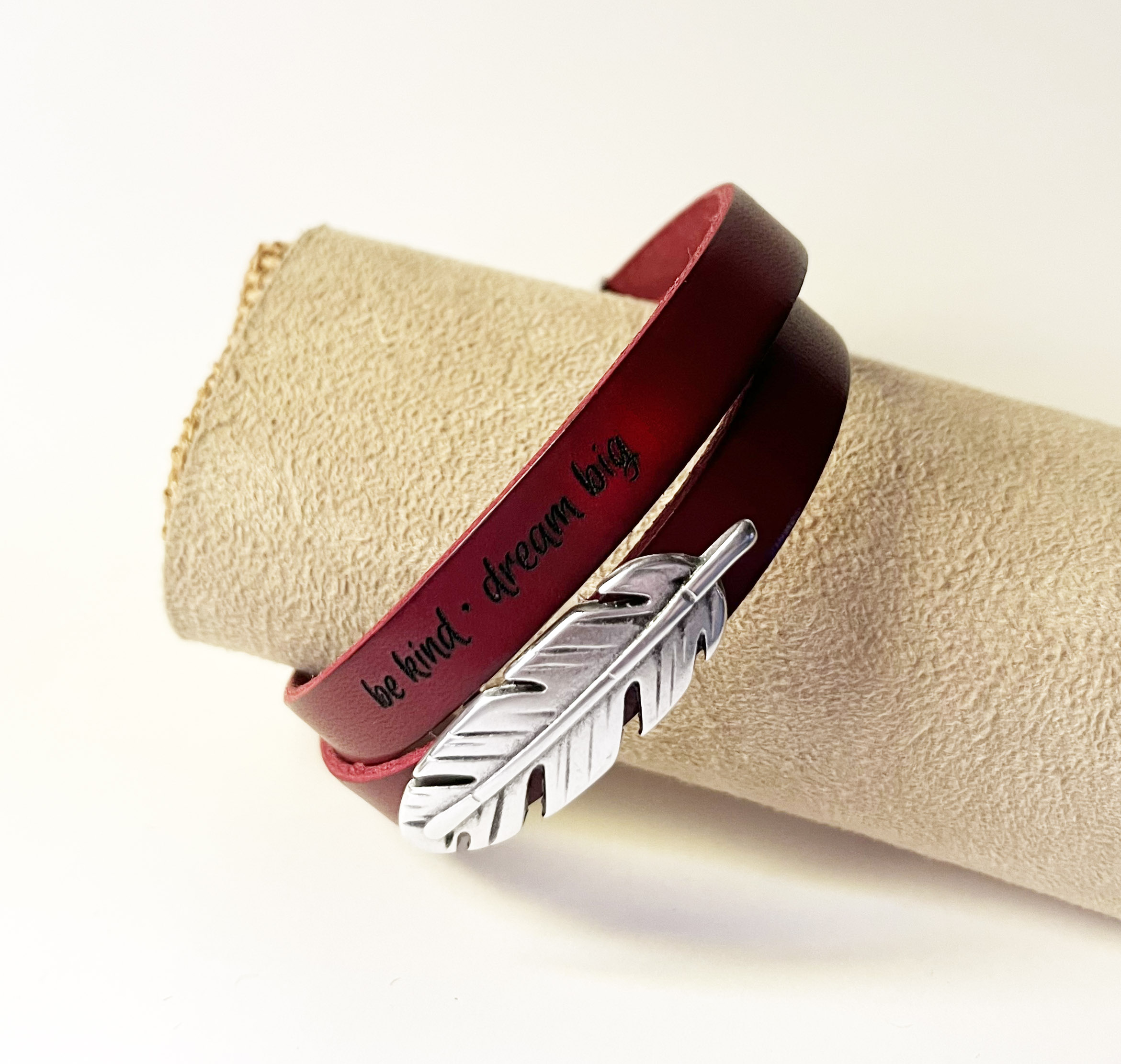 Bracelet cuir double en duo décoré d'une plume argentée