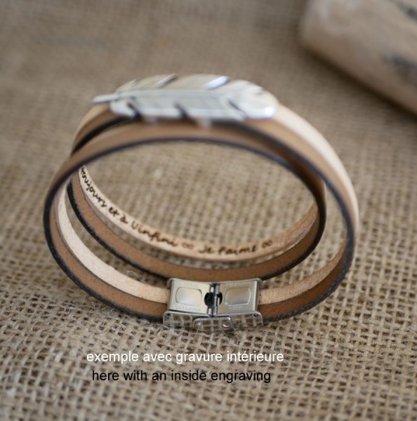 Correia dupla de couro em duo decorada com uma pena de prata