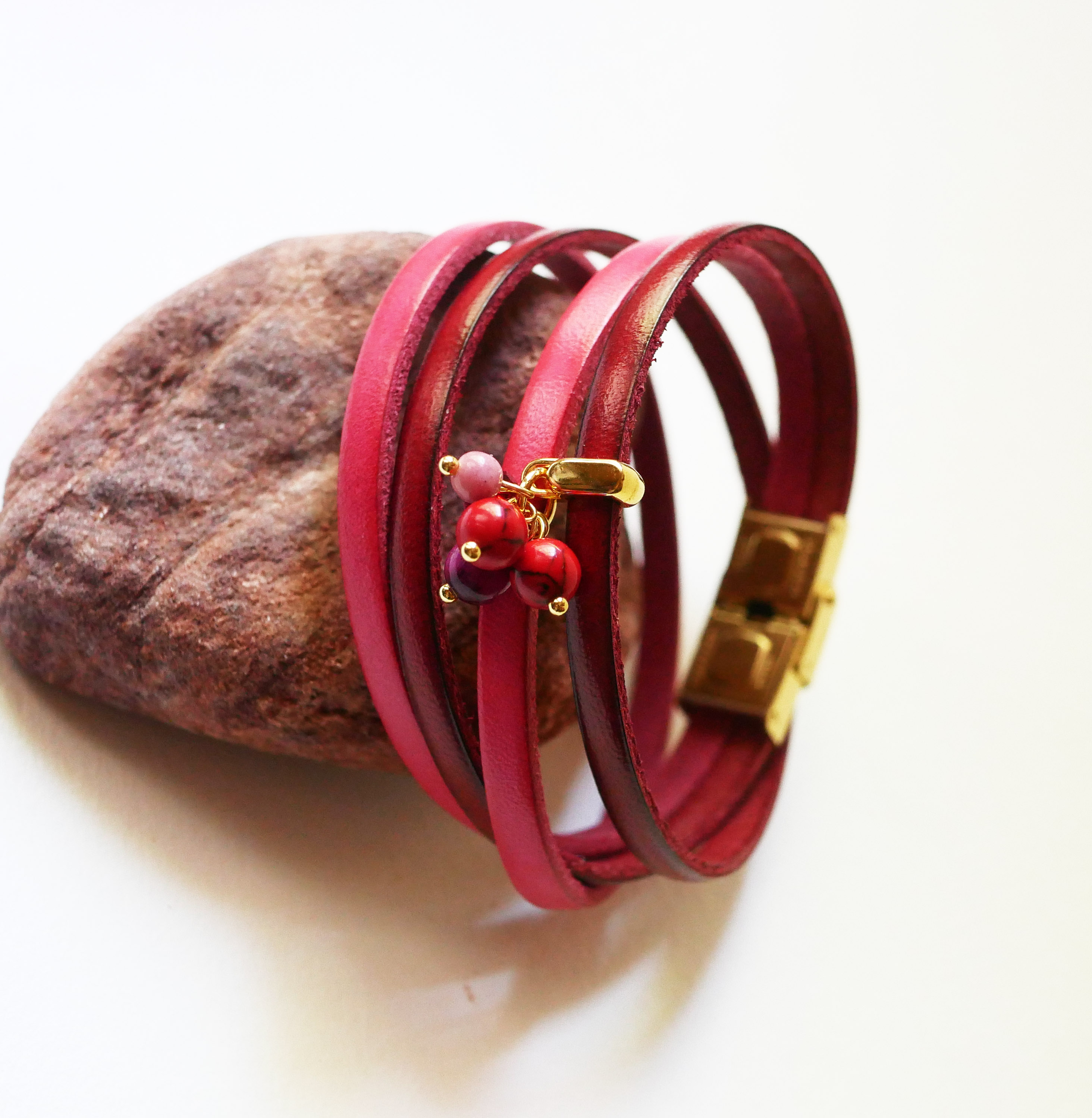 Pulseira dupla em pele decorada com pérolas fúcsia
