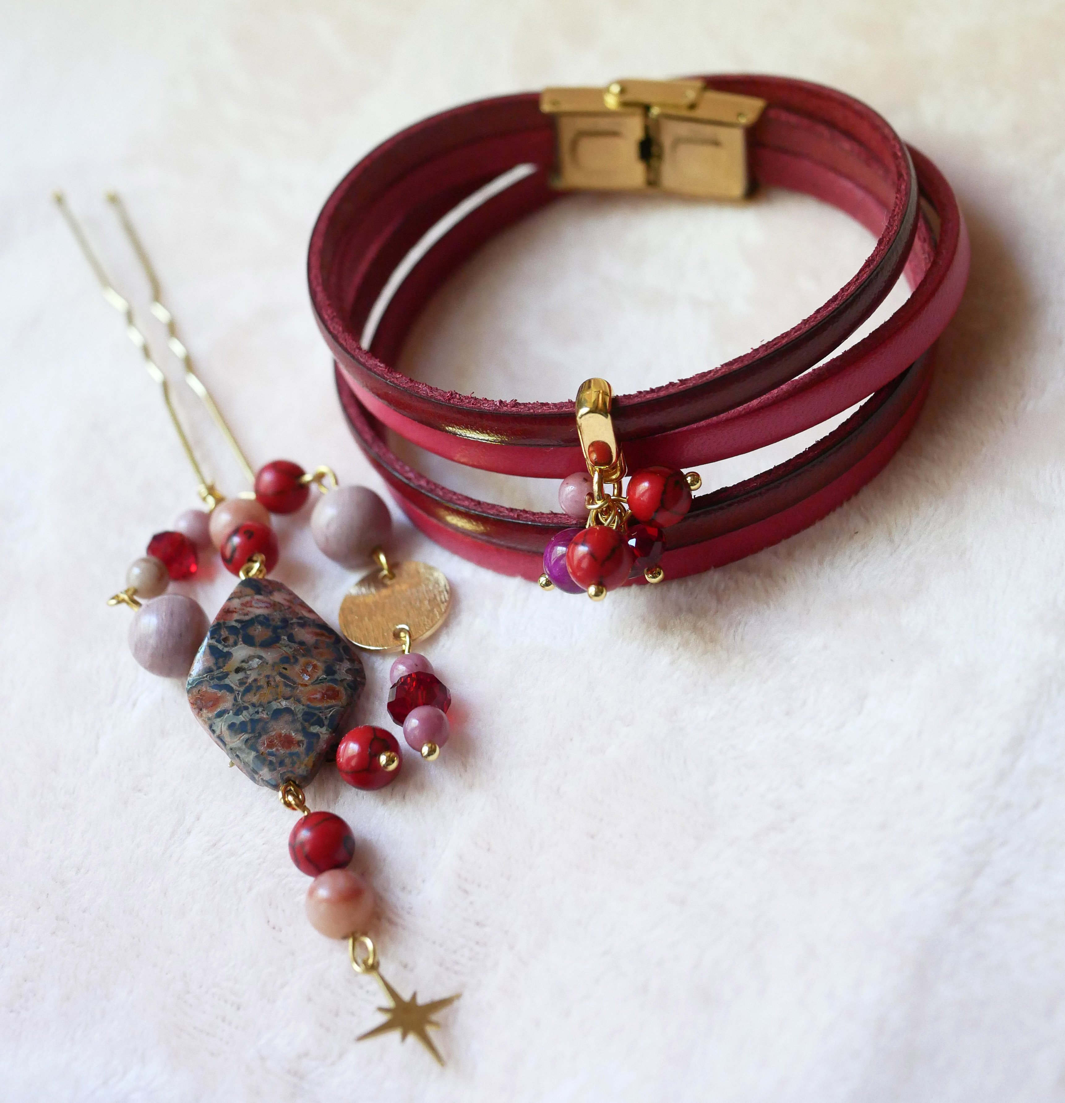 Pulseira dupla em pele decorada com pérolas fúcsia