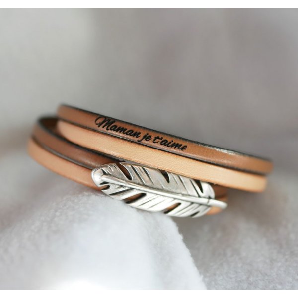 Correia dupla de couro em duo decorada com uma pena de prata