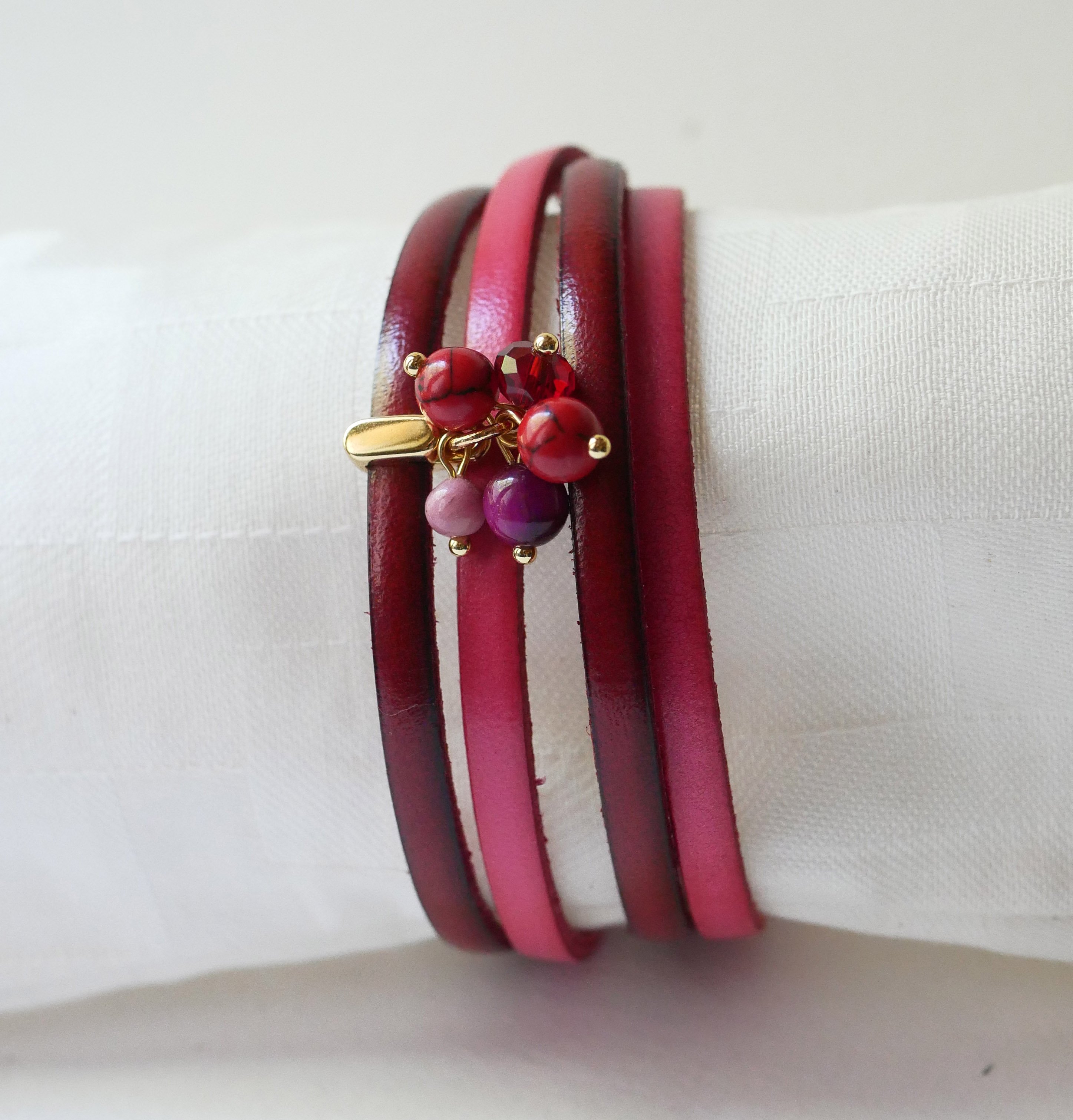 Pulseira dupla em pele decorada com pérolas fúcsia