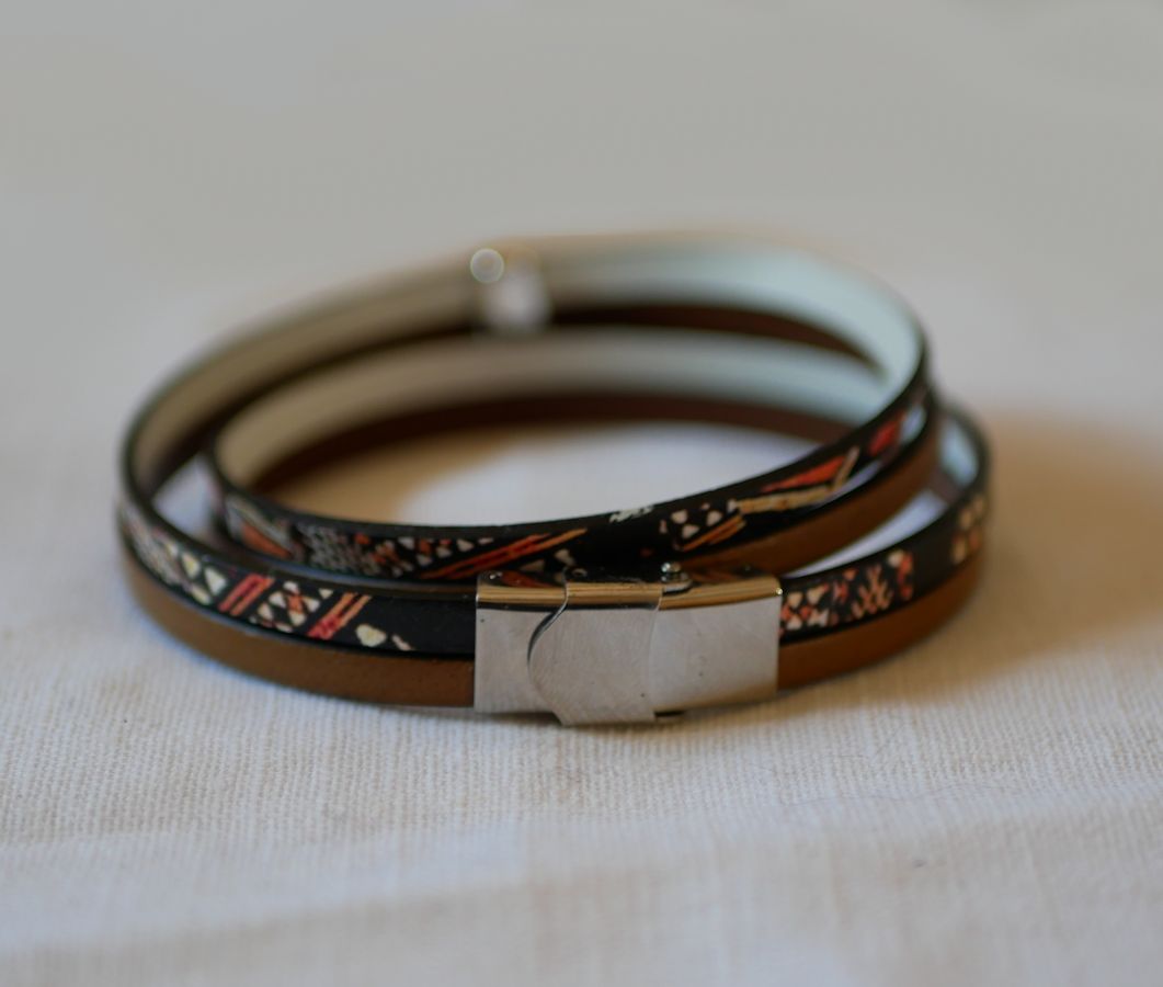 Pulseira dupla de couro étnico com pérola de encanto