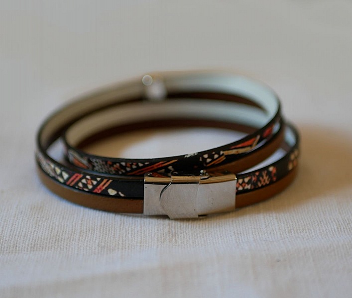 Pulseira dupla de couro &eacute;tnico com p&eacute;rola de encanto