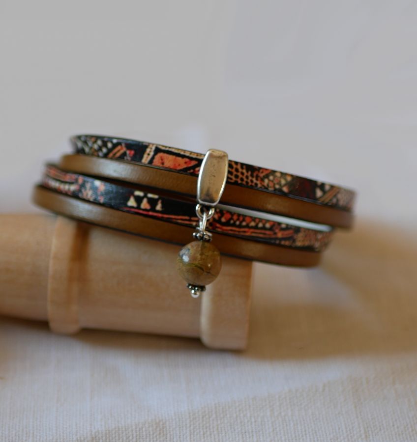 Pulseira dupla de couro étnico com pérola de encanto