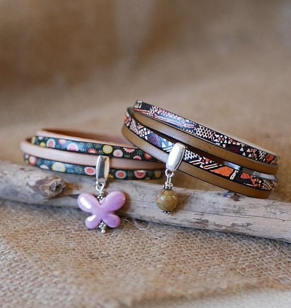 Pulseira dupla de couro &eacute;tnico com p&eacute;rola de encanto