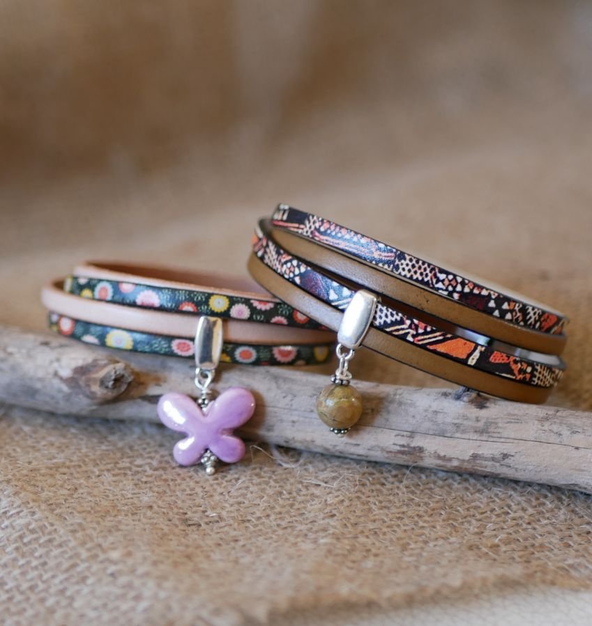 Pulseira dupla de couro étnico com pérola de encanto
