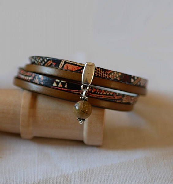 Pulseira dupla de couro &eacute;tnico com p&eacute;rola de encanto