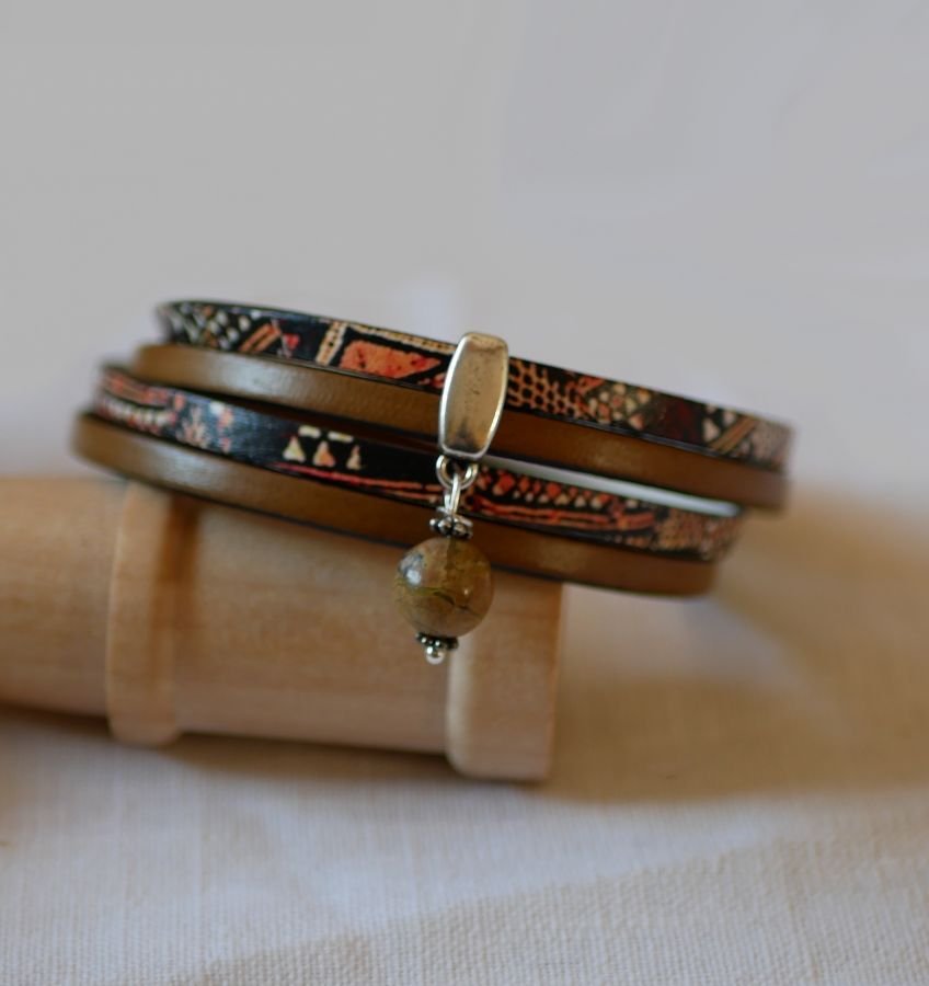 Pulseira dupla de couro étnico com pérola de encanto