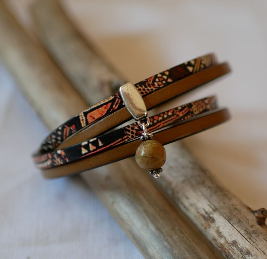 Pulseira dupla de couro étnico com pérola de encanto