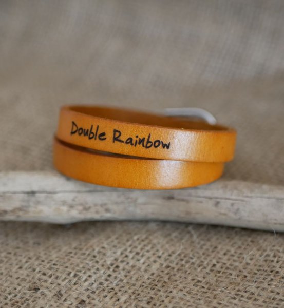 Pulseira de couro de camelo de dupla viagem Gravado misto