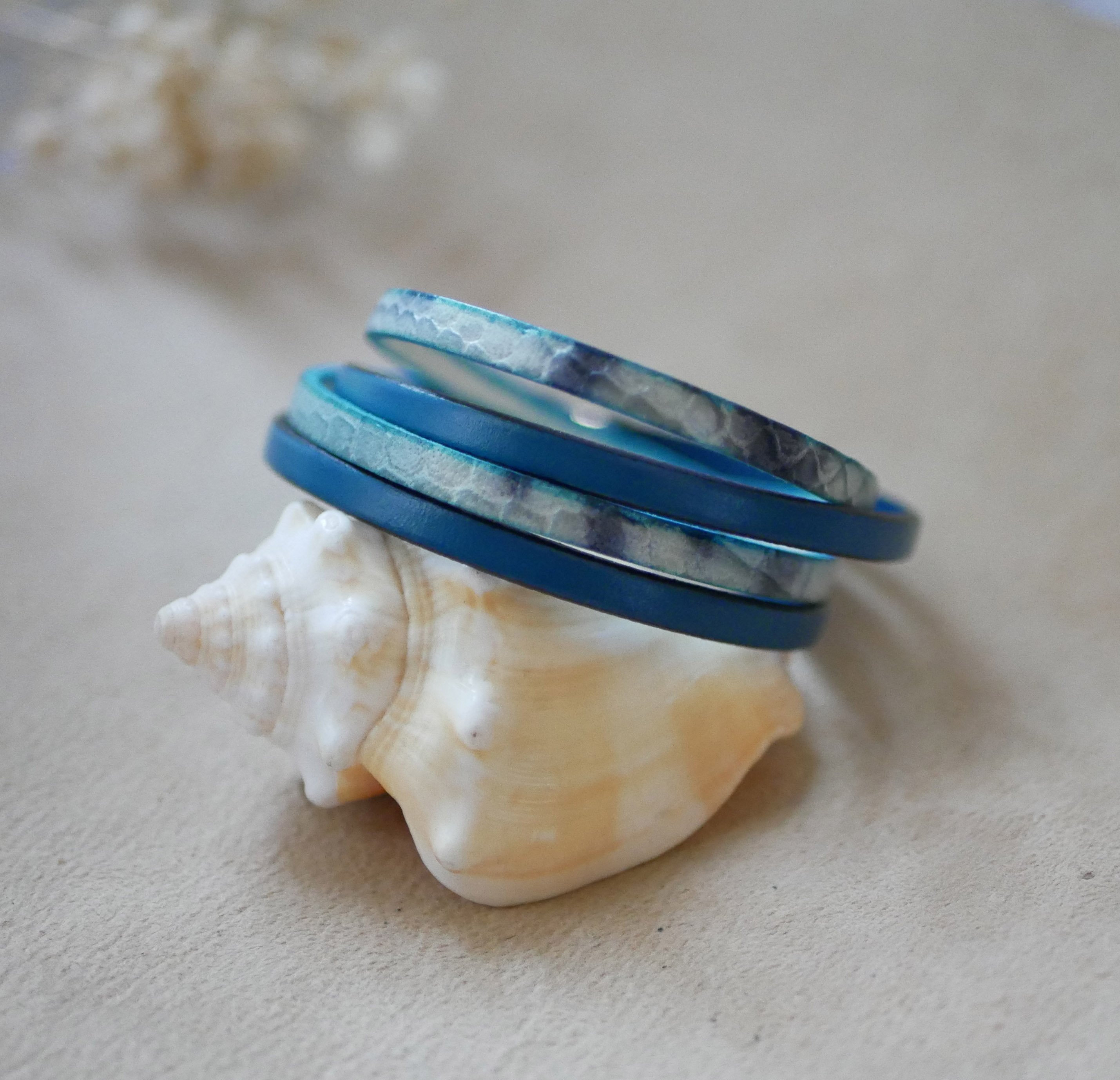 Bracelete em pele de camada dupla com uma impressão em escala azul-cinzenta e uma cor de pele à sua escolha 