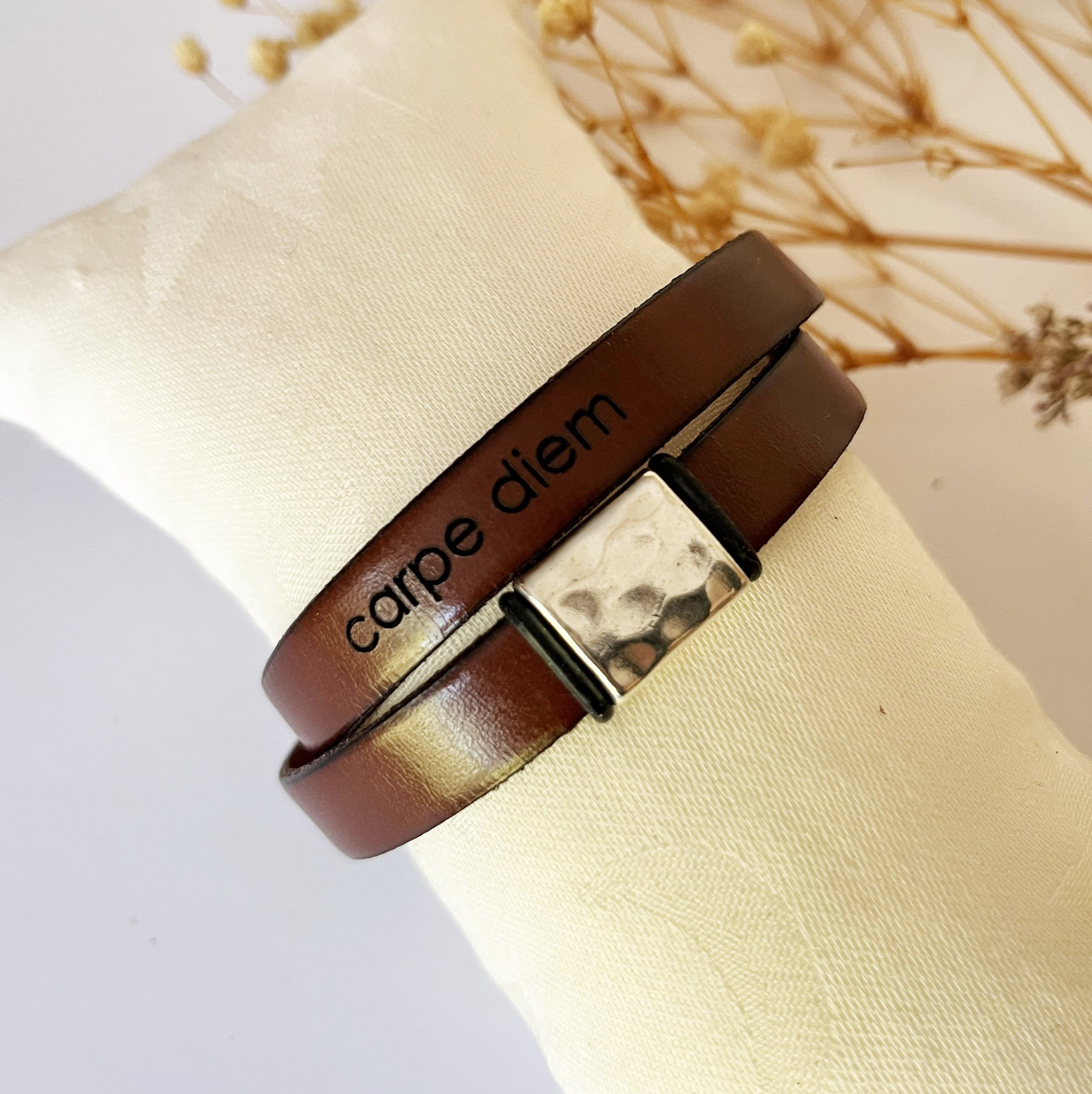 Bracelet cuir double tour au passant carré martelé, ajustable toutes tailles - cadeau personnalisable avec message gravé 