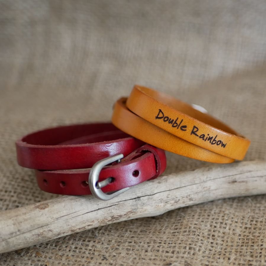 Pulseira de couro de camelo de dupla viagem Gravado misto