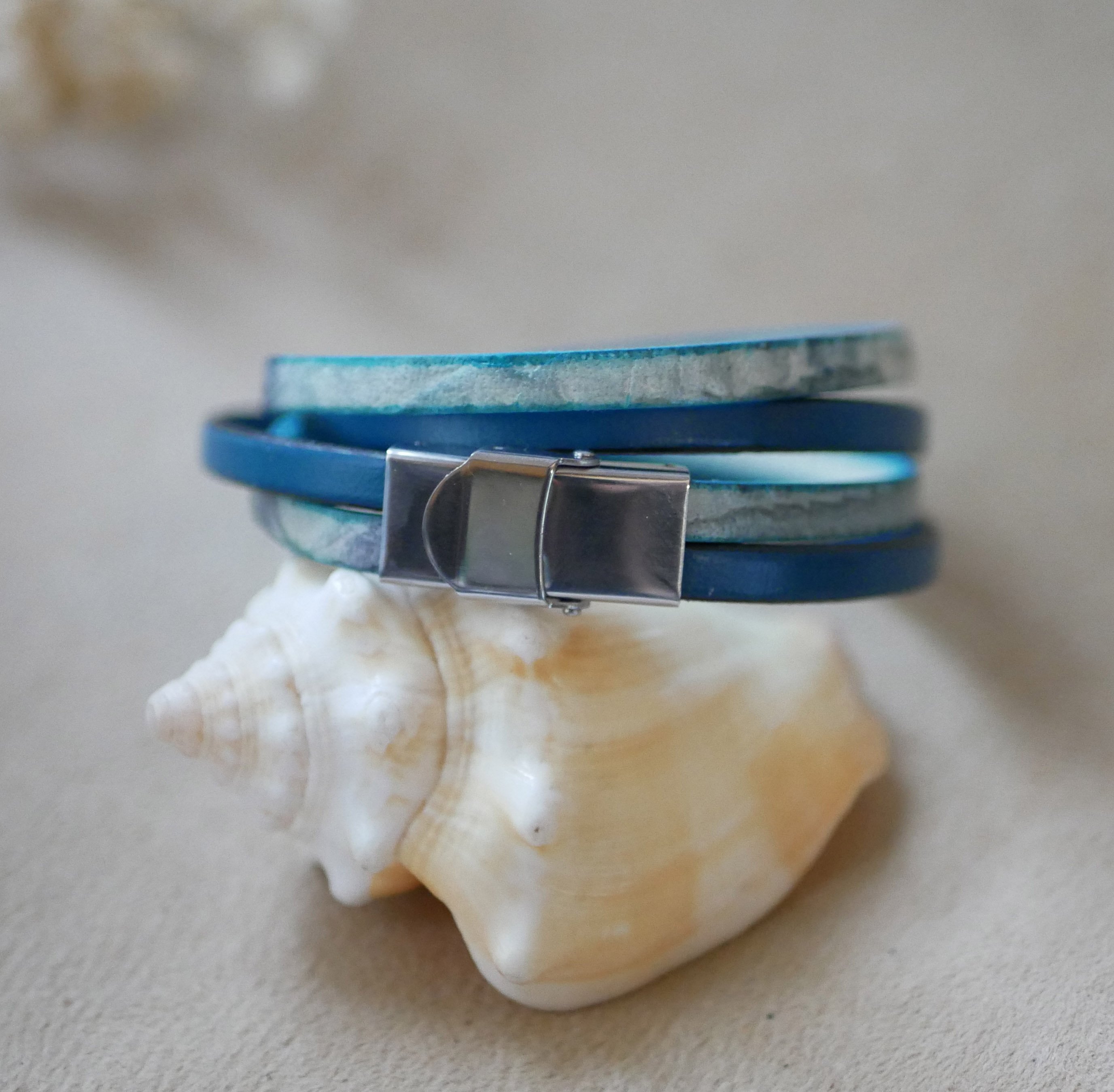 Bracelete em pele de camada dupla com uma impress&atilde;o em escala azul-cinzenta e uma cor de pele &agrave; sua escolha 