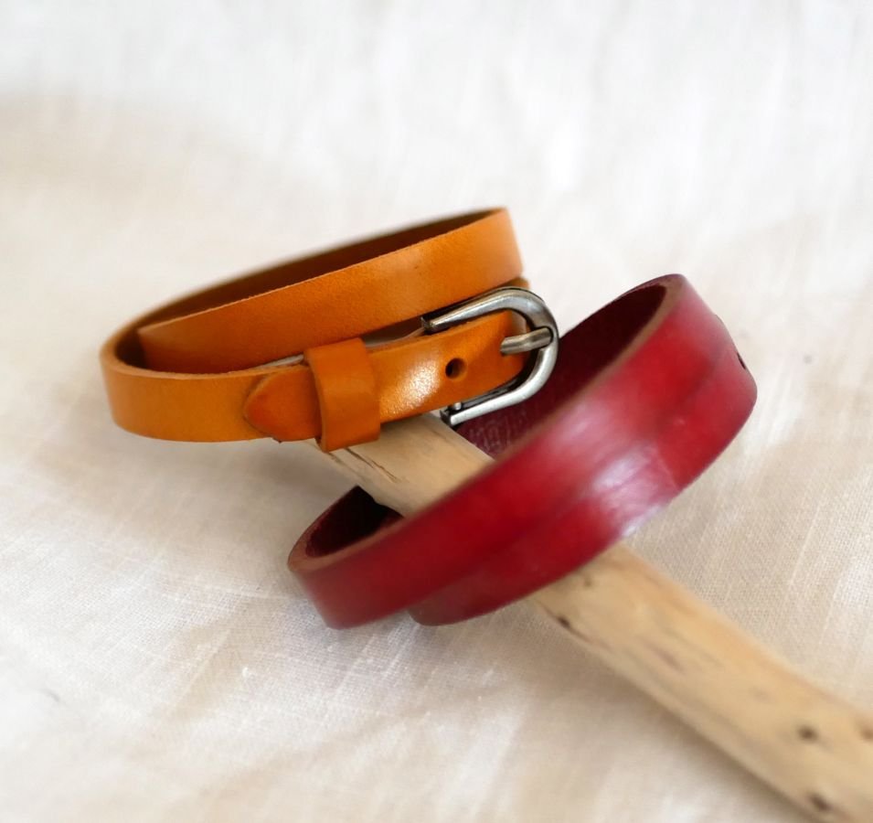 Pulseira de couro de camelo de dupla viagem Gravado misto