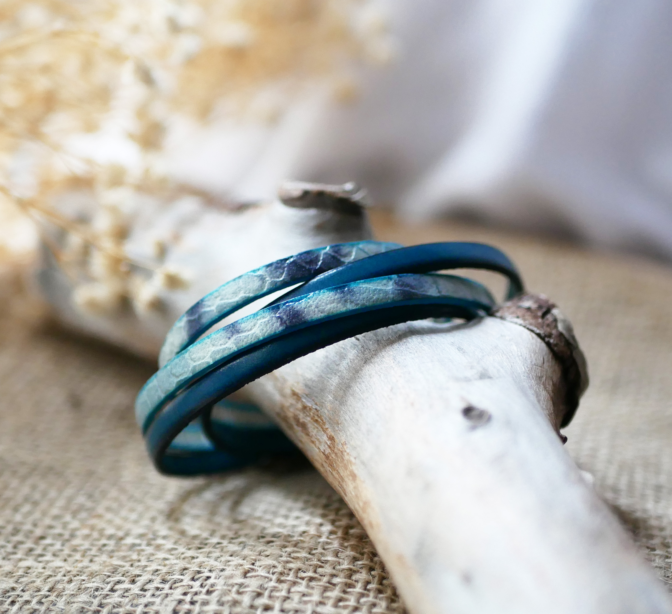 Bracelete em pele de camada dupla com uma impressão em escala azul-cinzenta e uma cor de pele à sua escolha 