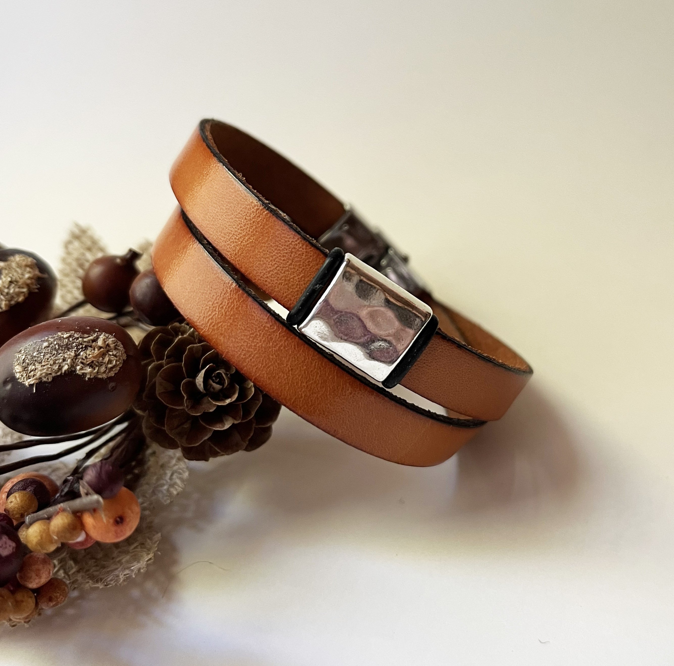 Bracelet cuir double tour au passant carré martelé, ajustable toutes tailles - cadeau personnalisable avec message gravé 