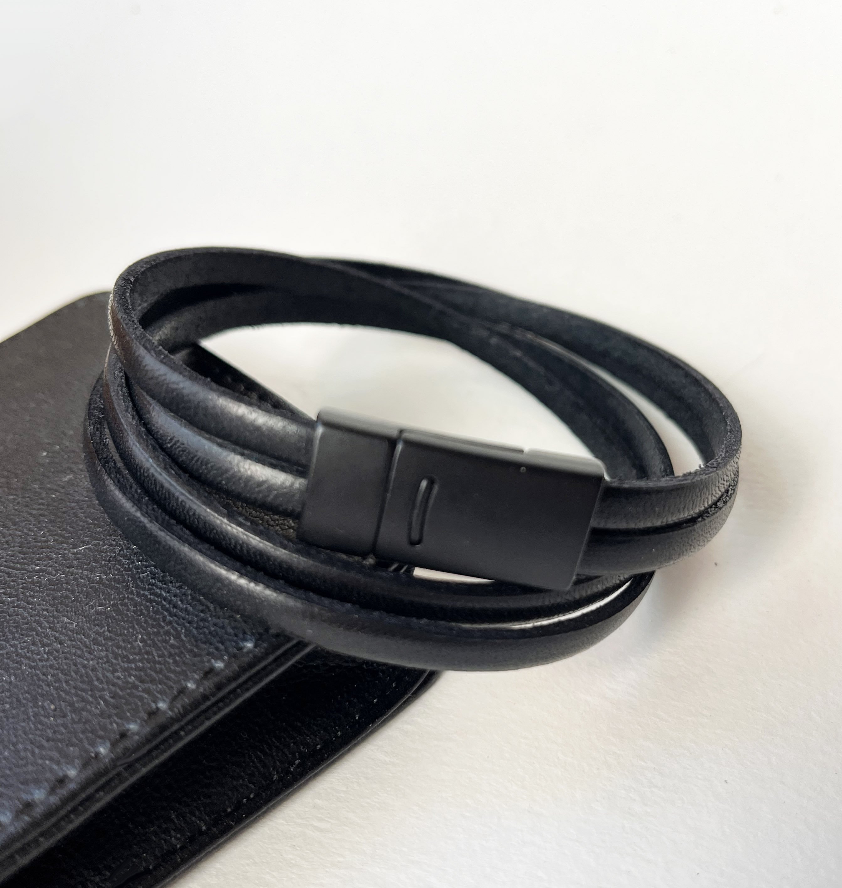 Bracelet cuir double tour fermoir magn&eacute;tique noir ou couleur au choix