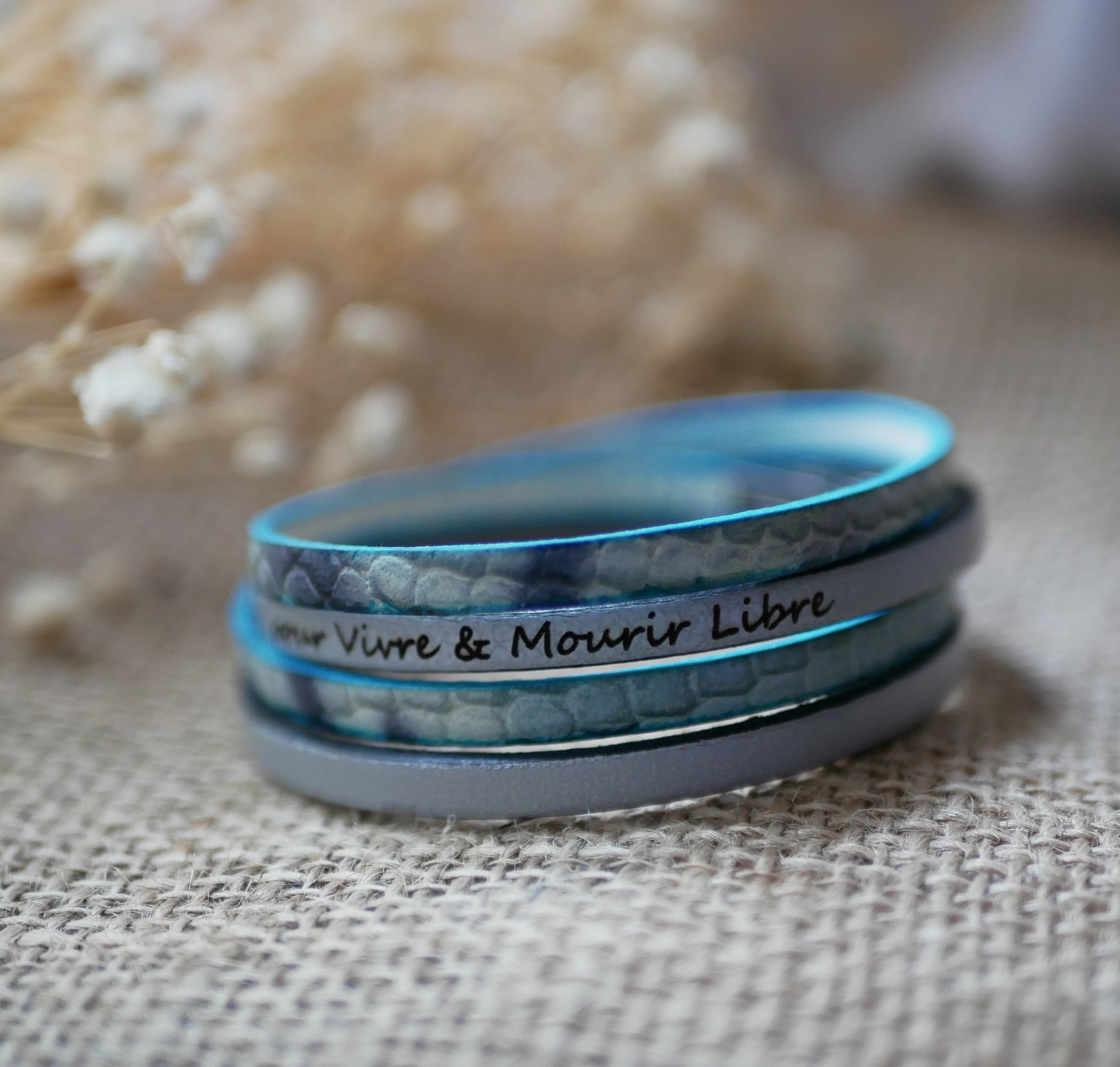 Bracelete em pele de camada dupla com uma impressão em escala azul-cinzenta e uma cor de pele à sua escolha 