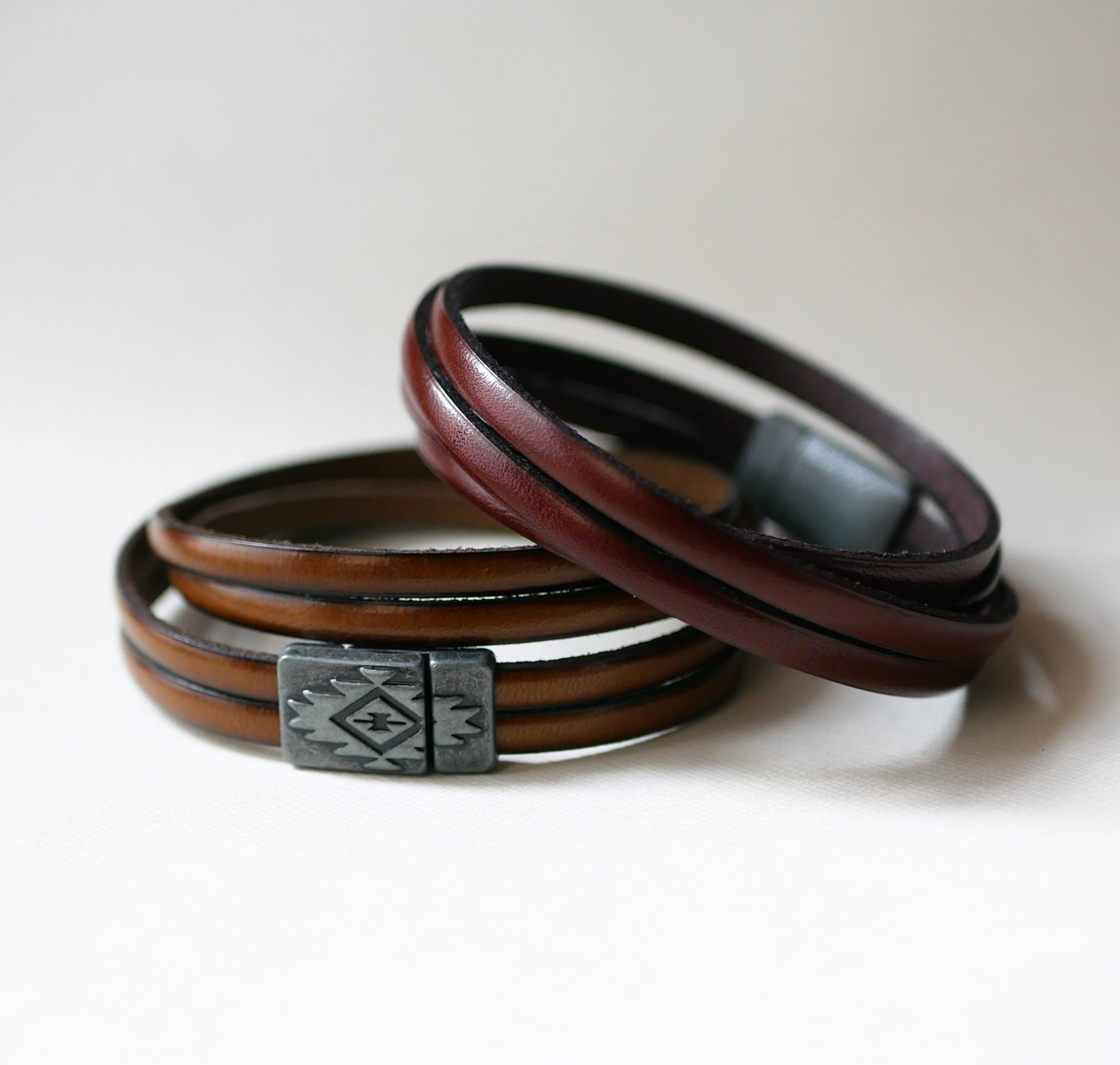 Pulseira em pele com fecho magnético étnico para personalizar