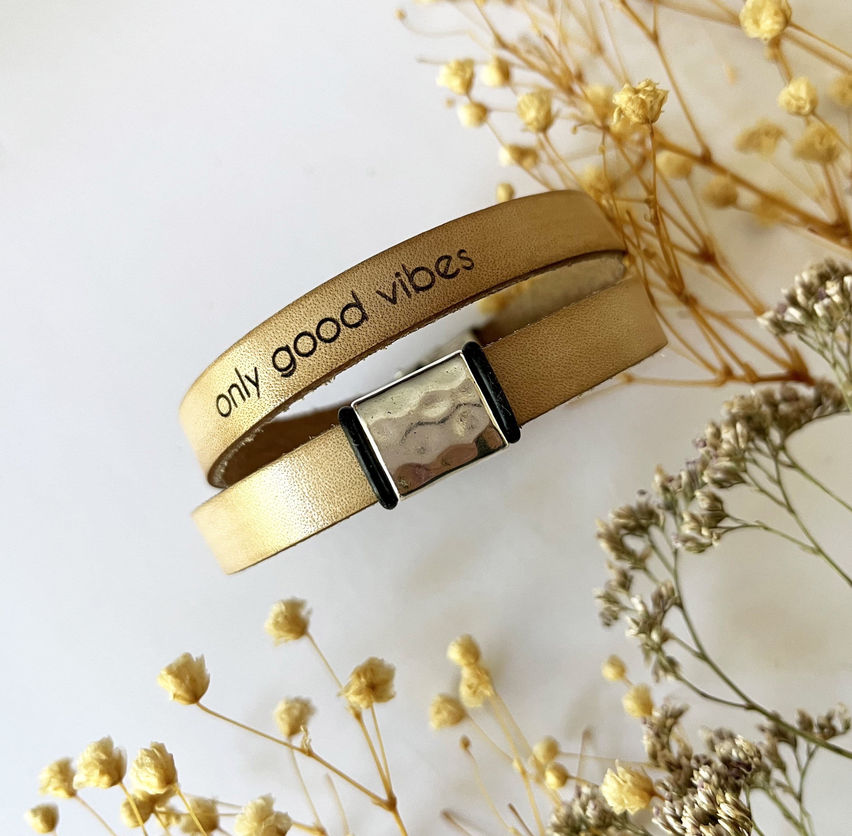 Bracelet cuir double tour au passant carr&eacute; martel&eacute;, ajustable toutes tailles - cadeau personnalisable avec message grav&eacute; 