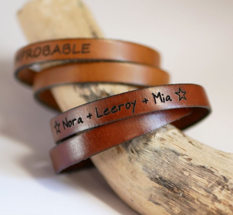 Pulseira de couro para homens com dois pulsos, personalizável por gravação