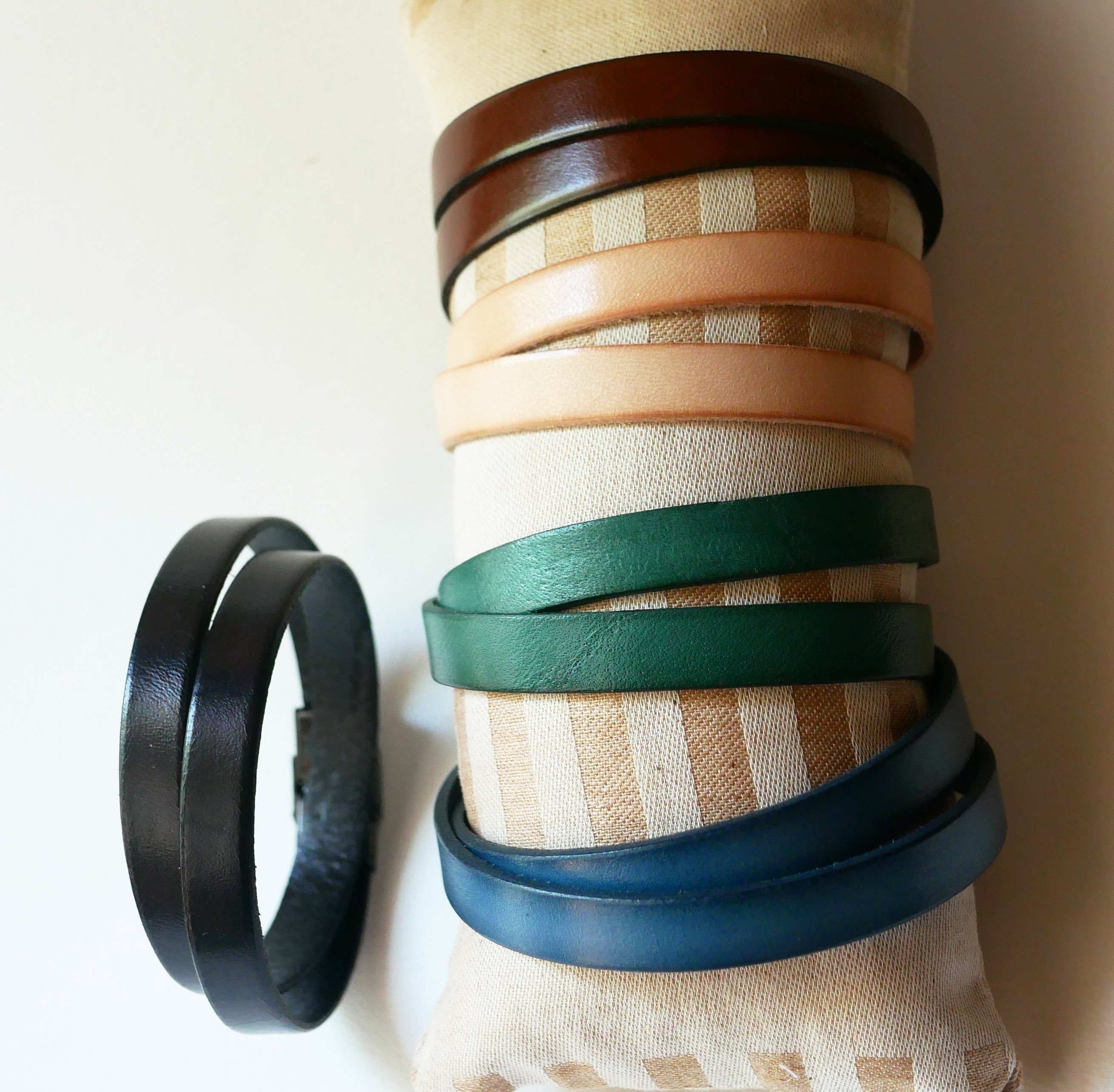 Pulseira de couro para homens com dois pulsos, personaliz&aacute;vel por grava&ccedil;&atilde;o